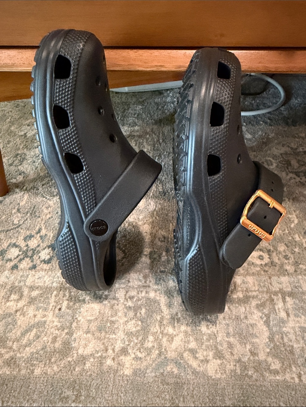 NWOT Adult Classic Crocs - Black with Gold Buckle - Womens Size 9 - Picture 6 of 6